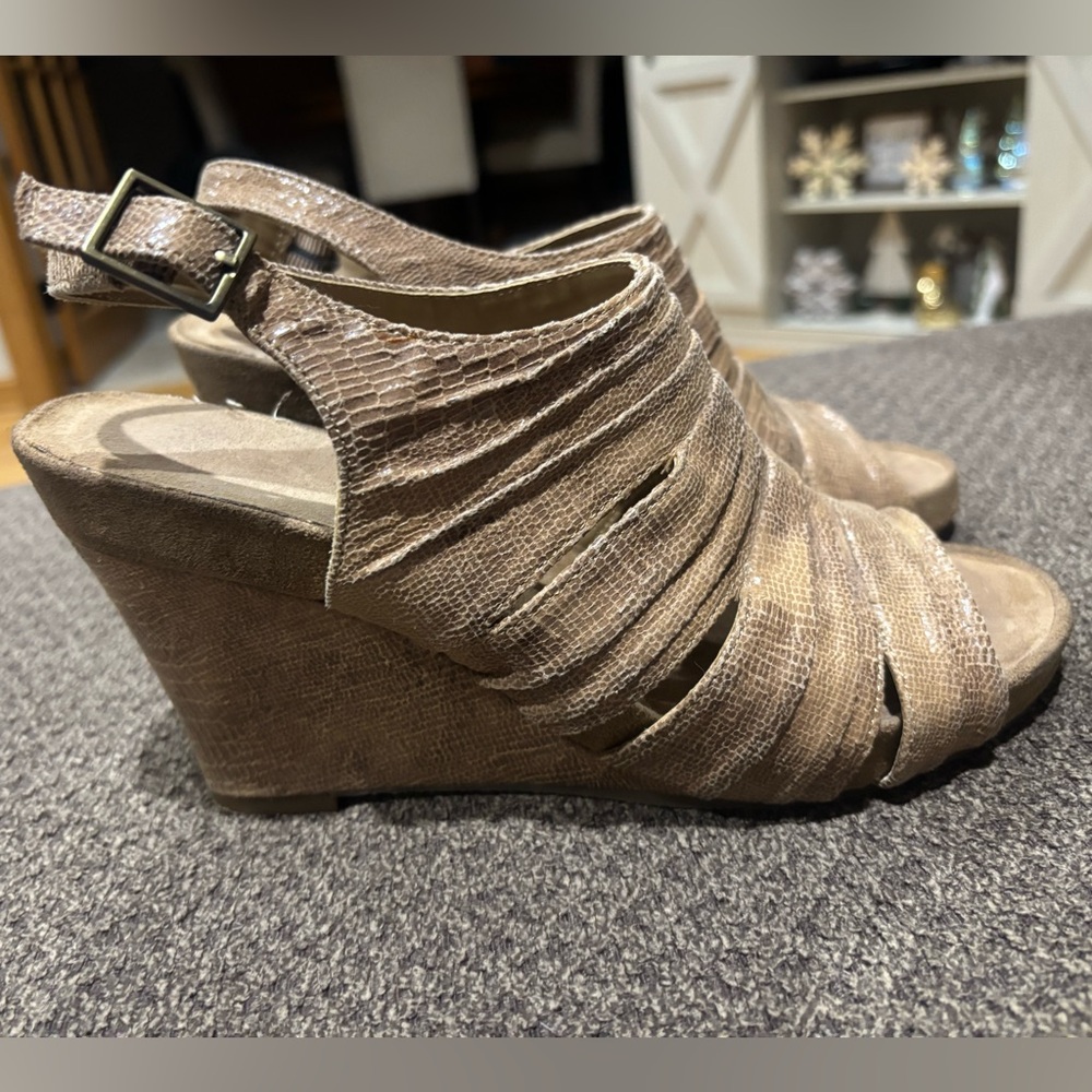 Aerosoles Tan Snakeskin Wedge Sandals sz 8